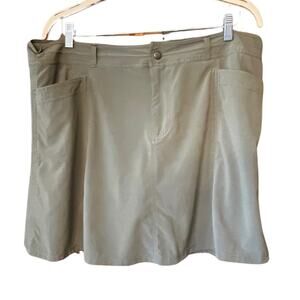 LLBean outdoorsy camping hiking gorpcore skirt skort. Khaki green Size 18R